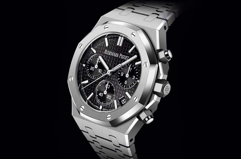 不鏽鋼黑面皇家橡樹自動(dòng)上鍊計(jì)時(shí)碼錶目前國(guó)外報(bào)價(jià)約55,400美金，一年前後下滑幅度是藍(lán)面、黑面與白面中最多的。（AUDEMARS PIGUET）