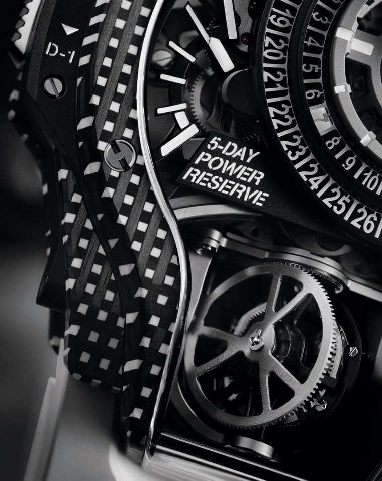 宇舶MP-09雙軸陀飛輪再次結(jié)合3D碳纖維材質(zhì)這次改為耐看好搭的白色