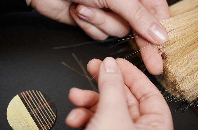 愛馬仕Slim d'Hermès懷表以馬鬃細工鑲嵌搭配雕刻工藝詮釋駿馬絲巾主題